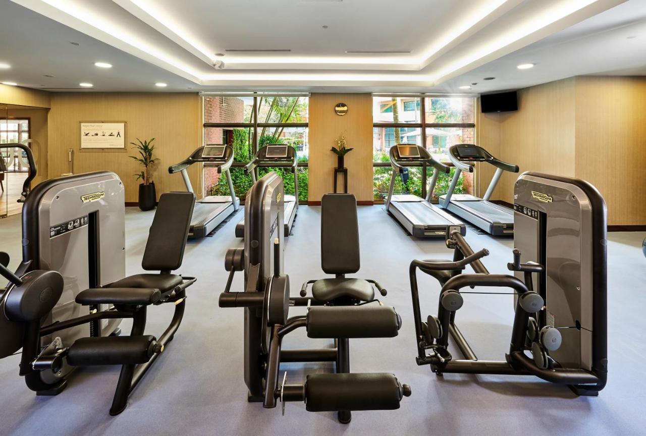Paradox Singapore Merchant Court At Clarke Quay Εξωτερικό φωτογραφία The photo shows a gym or fitness center with various exercise equipment. There are several treadmills positioned against large windows that let in natural light, and some strength training machines are arranged in the space. The gym has a modern desi